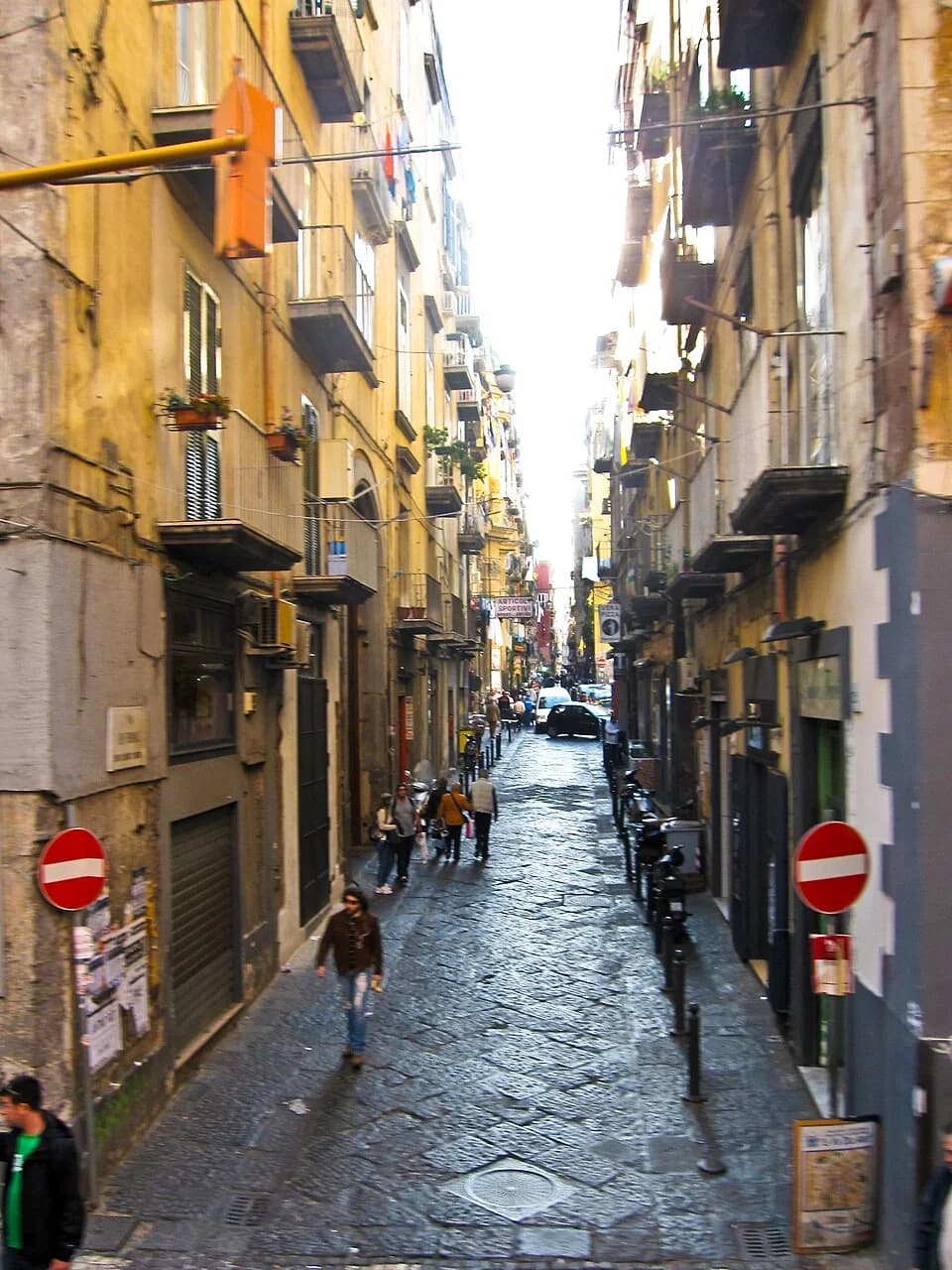 Via dei Tribunali nel centro storico di Napoli